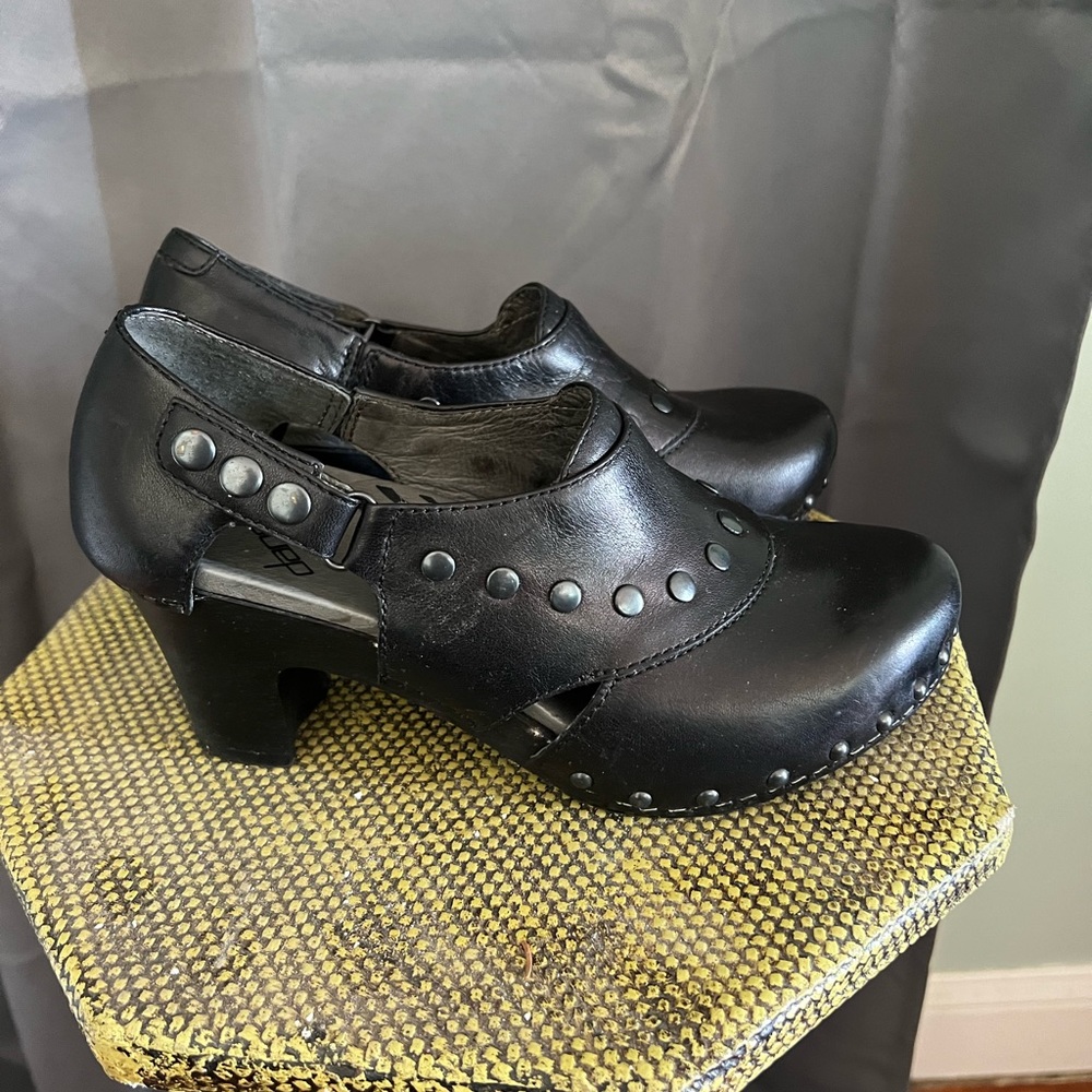 Very nice Dansko Sassy sz 36 mulled black leather heeled clog